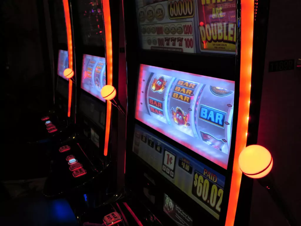 funcionan las máquinas tragamonedas de los casinos?