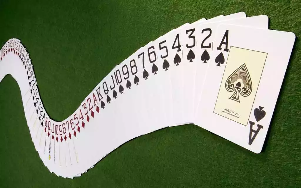 ¿Cómo se reparten las cartas en el póker?