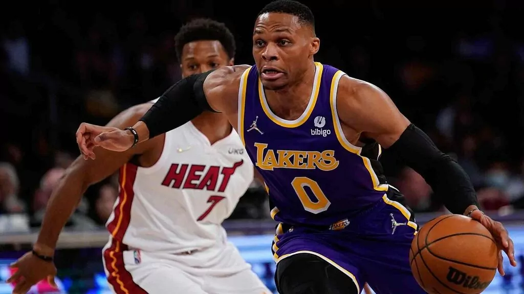 Predicción Lakers vs Heat 🏀 Apuestas NBA 2023
